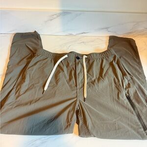 Men’s olive green vuori joggers